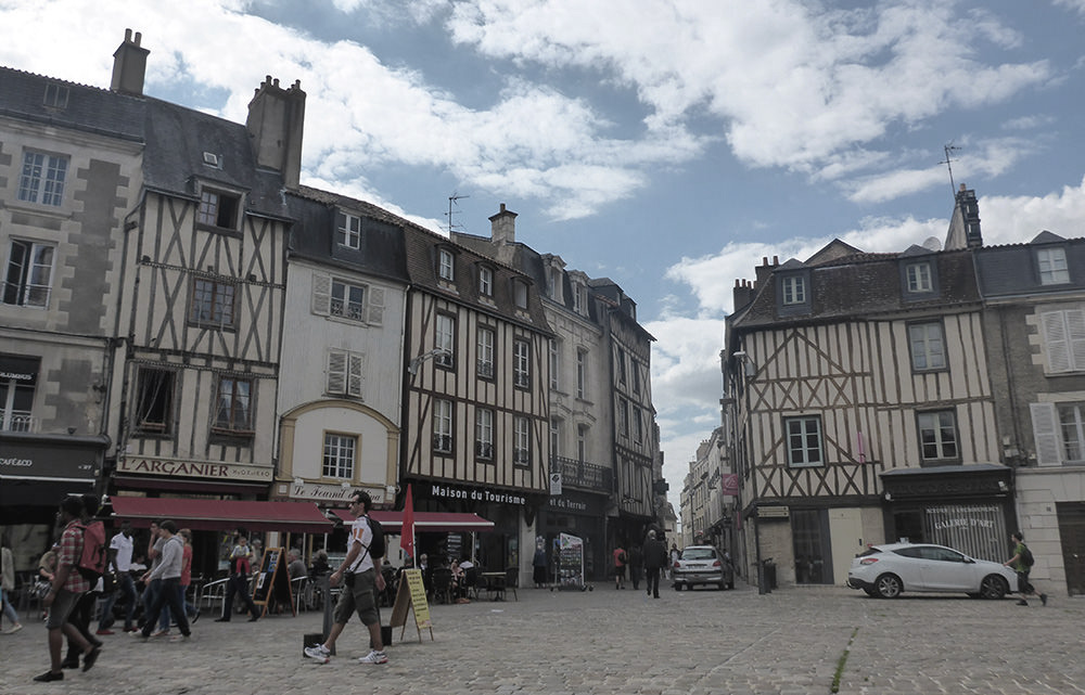 Poitiers, rues pavées, place du marché
