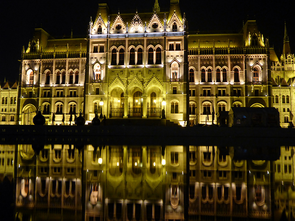 Le Parlement de Budapest de nuit
