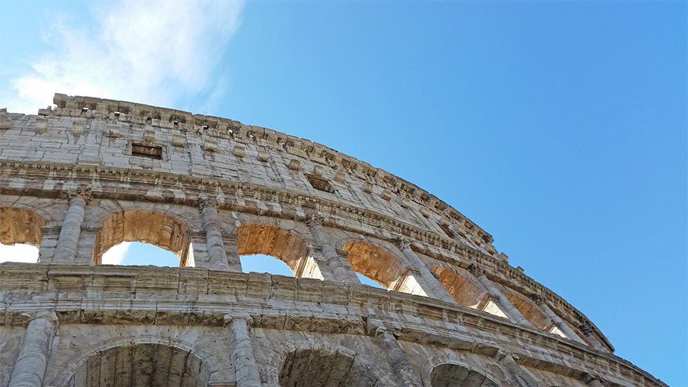 S'Émerveiller devant le Colisée de Rome en Italie